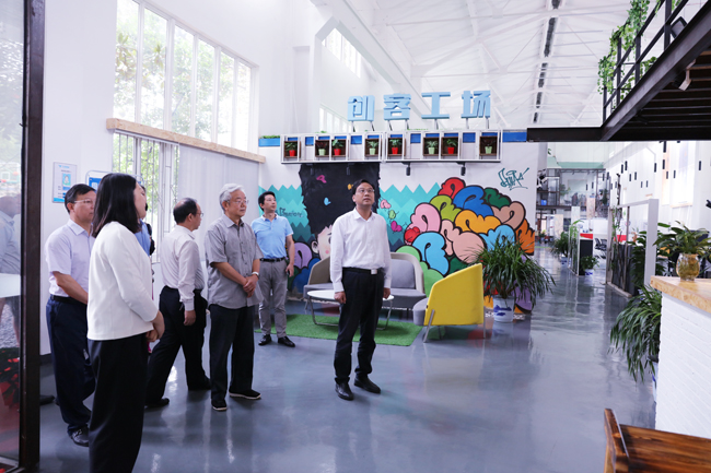 S高部长在创客工厂.jpg