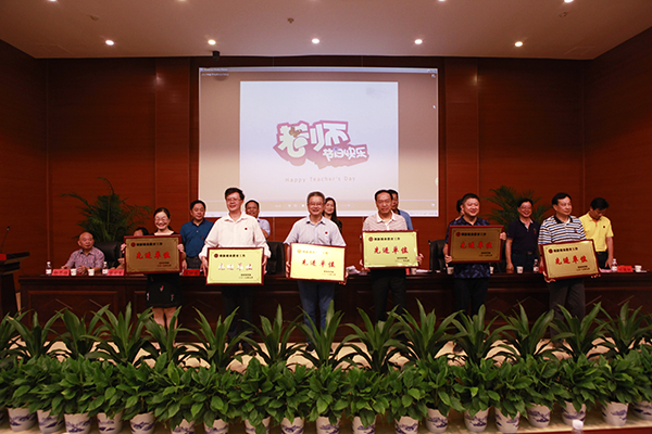 1505372263868022489.jpg s颁奖合影 先进单位.jpg