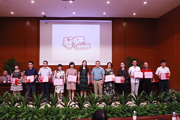 1505372299140053503.jpg S校长校友颁奖合影.jpg