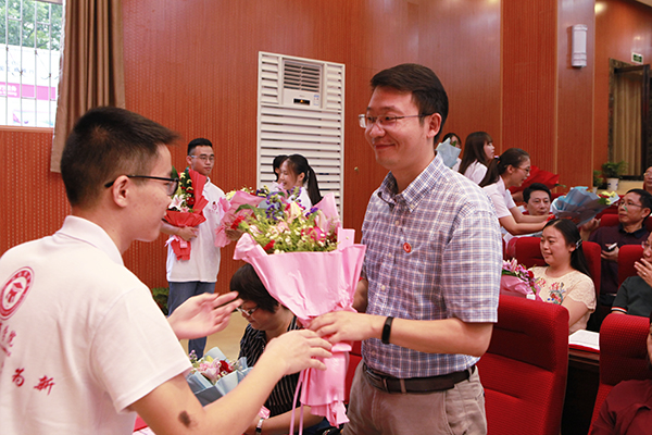 1505372309280039643.jpg s学生献花 聂.jpg