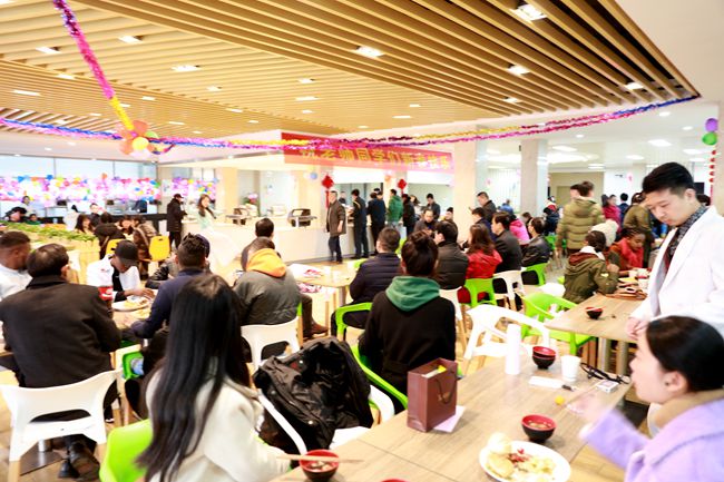 1518232054190092259.jpg 观看表演_副本.jpg