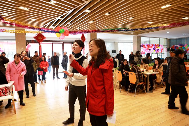 1518232476014035100.jpg 在校长的带领下全场共唱明天会更好_副本.jpg