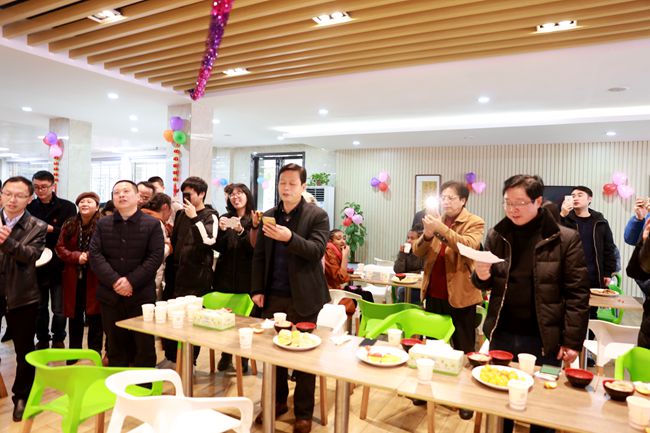 1518232506761093835.jpg 师生共唱明天会更好_副本.jpg