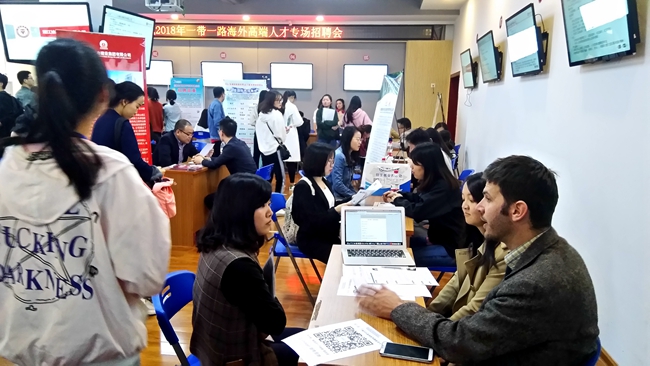 1524812551071017053.jpg 招聘会图片.jpg