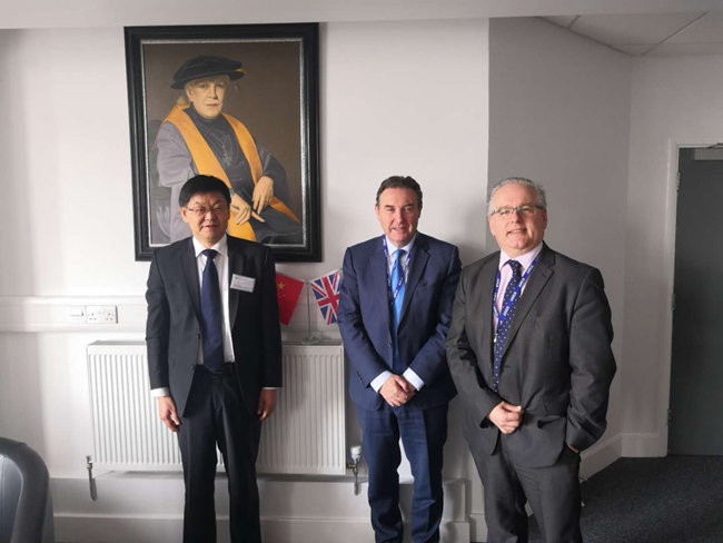 1554773669094023328.jpg 张院长与PeterJohn校长、Woodman副校长_副本.jpg